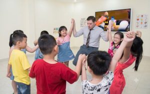 Học tiếng Anh với giáo viên nước ngoài, thầy cùng các bé mầm non chơi vòng tròn