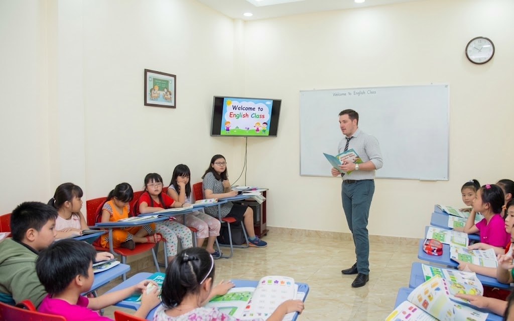 Bé nhút nhát ngồi im trong lớp tiếng Anh đông bạn