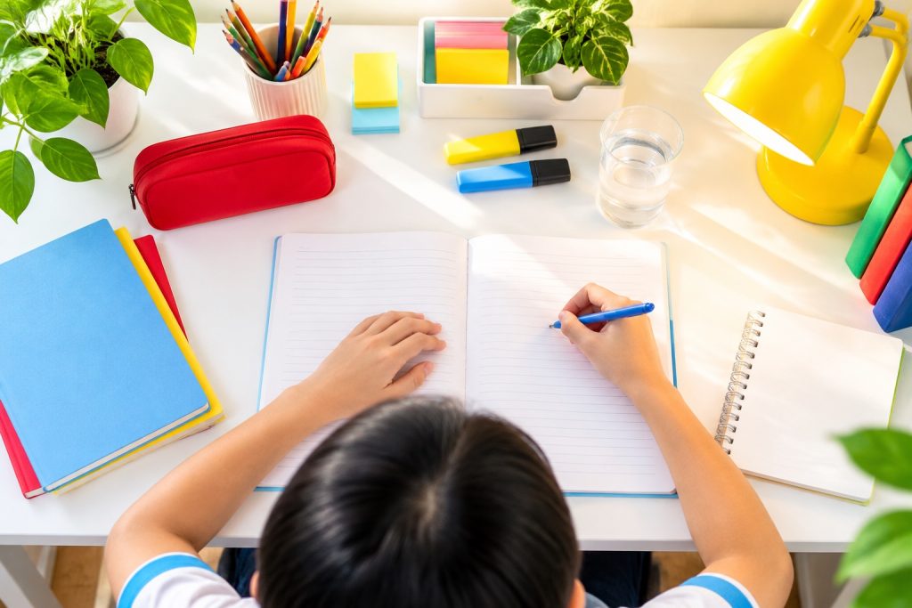Góc học bài của học sinh cấp 2 với sách vở và dụng cụ học tập  