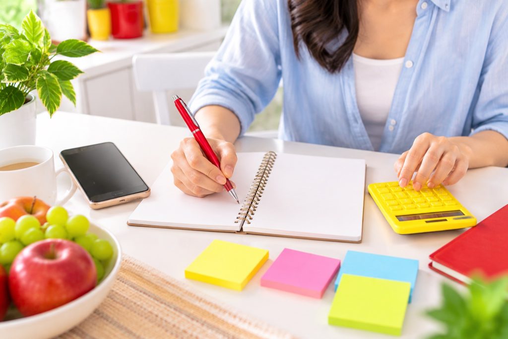Phụ huynh so sánh chi phí các khoá học tiếng Anh cho con